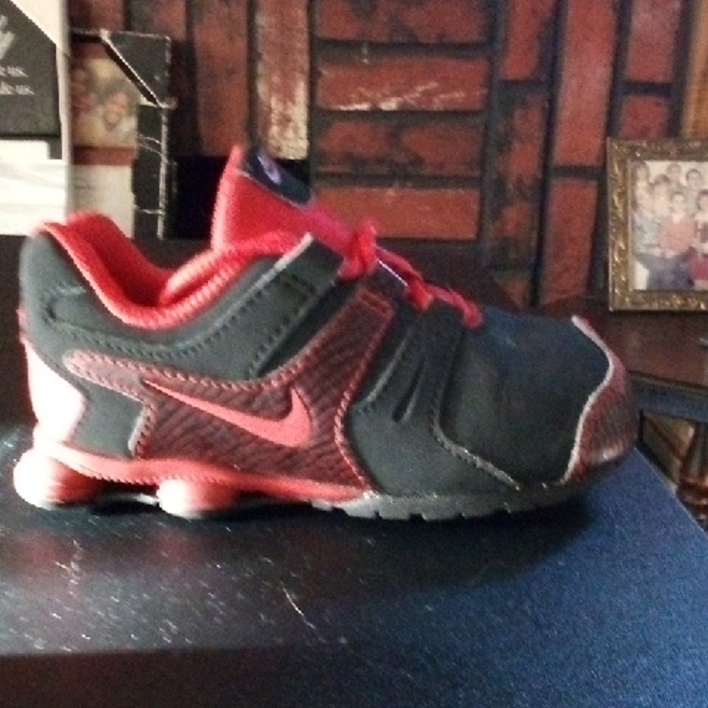 Nike Kids Black and Red Low-Top Sneaker